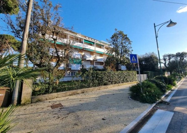 ufficio in vendita a Forte dei Marmi in zona Vittoria Apuana