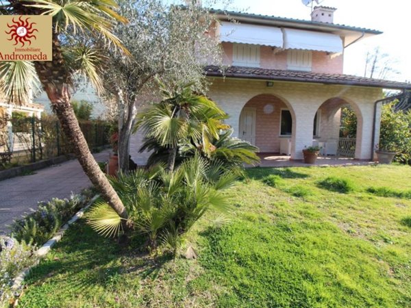 casa indipendente in vendita a Forte dei Marmi in zona Roma Imperiale