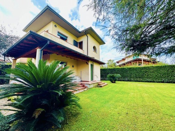 casa indipendente in vendita a Forte dei Marmi in zona Vittoria Apuana