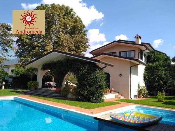 casa indipendente in vendita a Forte dei Marmi in zona Vaiana