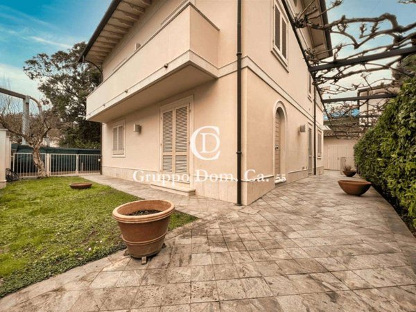 casa indipendente in vendita a Forte dei Marmi in zona Vittoria Apuana