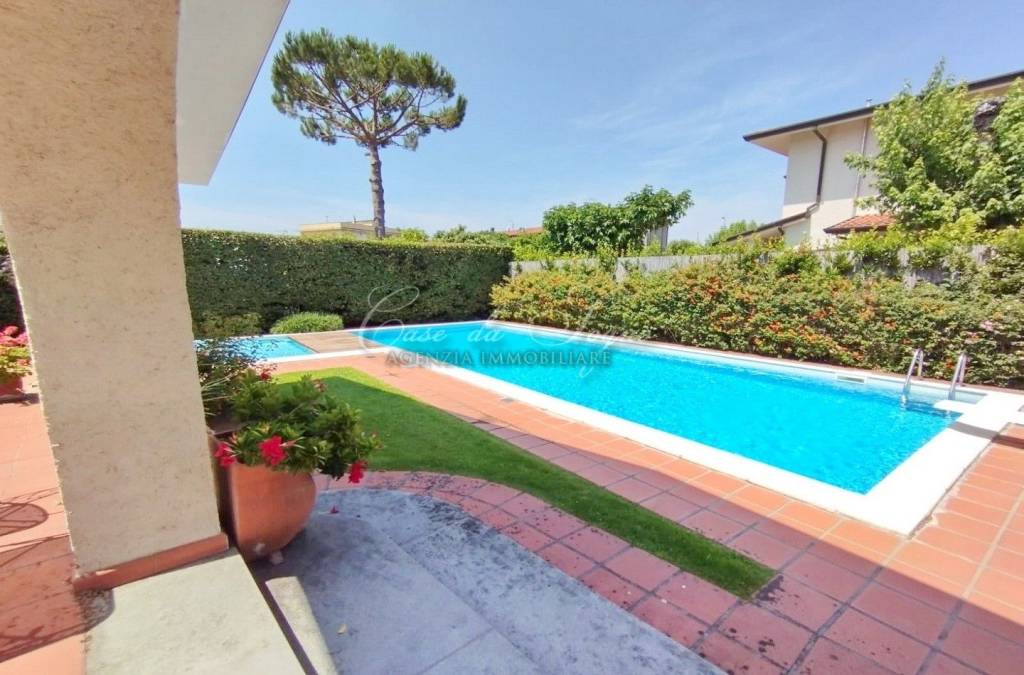 casa indipendente in vendita a Forte dei Marmi in zona Vaiana