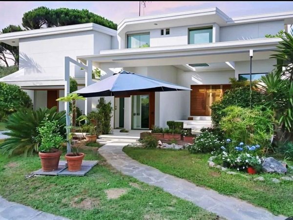 casa indipendente in vendita a Forte dei Marmi in zona Vittoria Apuana