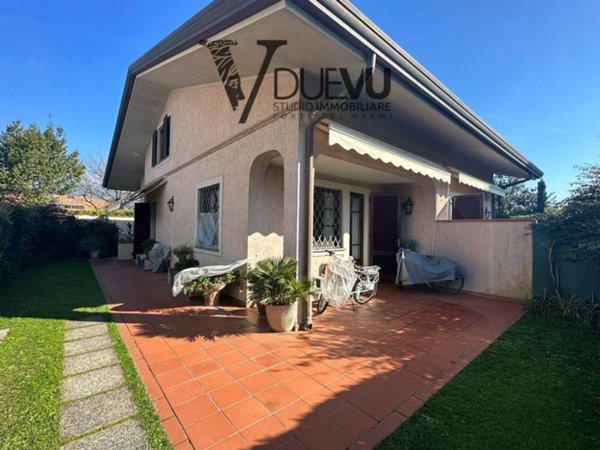 casa indipendente in vendita a Forte dei Marmi in zona Vittoria Apuana