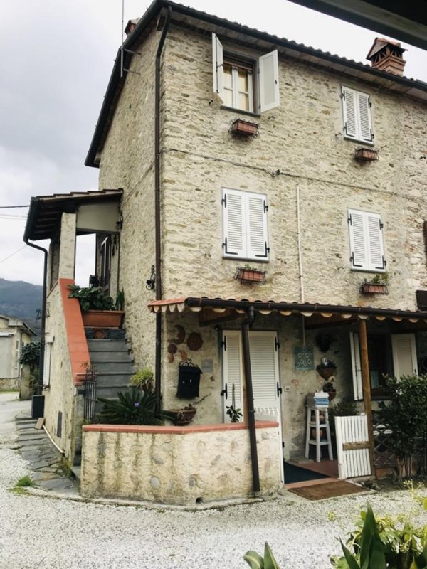 casa indipendente in vendita a Forte dei Marmi in zona Vittoria Apuana