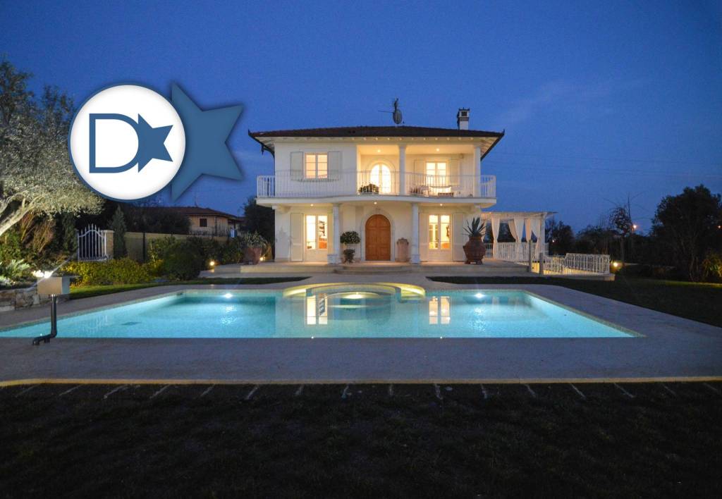 casa indipendente in vendita a Forte dei Marmi in zona Vaiana