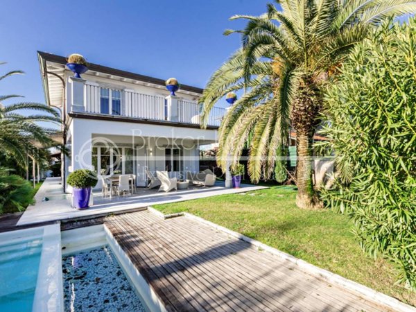casa indipendente in vendita a Forte dei Marmi in zona Vittoria Apuana