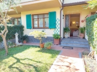 casa indipendente in vendita a Forte dei Marmi in zona Vittoria Apuana