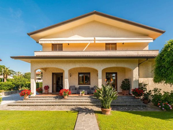 casa indipendente in vendita a Forte dei Marmi in zona Roma Imperiale