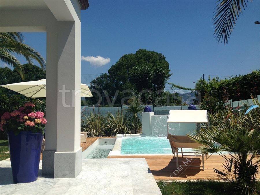 casa indipendente in vendita a Forte dei Marmi in zona Vittoria Apuana
