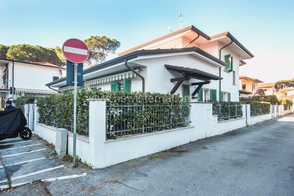casa indipendente in vendita a Forte dei Marmi in zona Vittoria Apuana