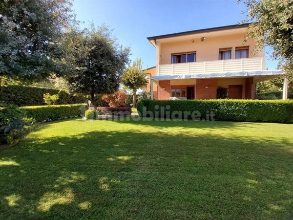 casa indipendente in vendita a Forte dei Marmi in zona Vittoria Apuana