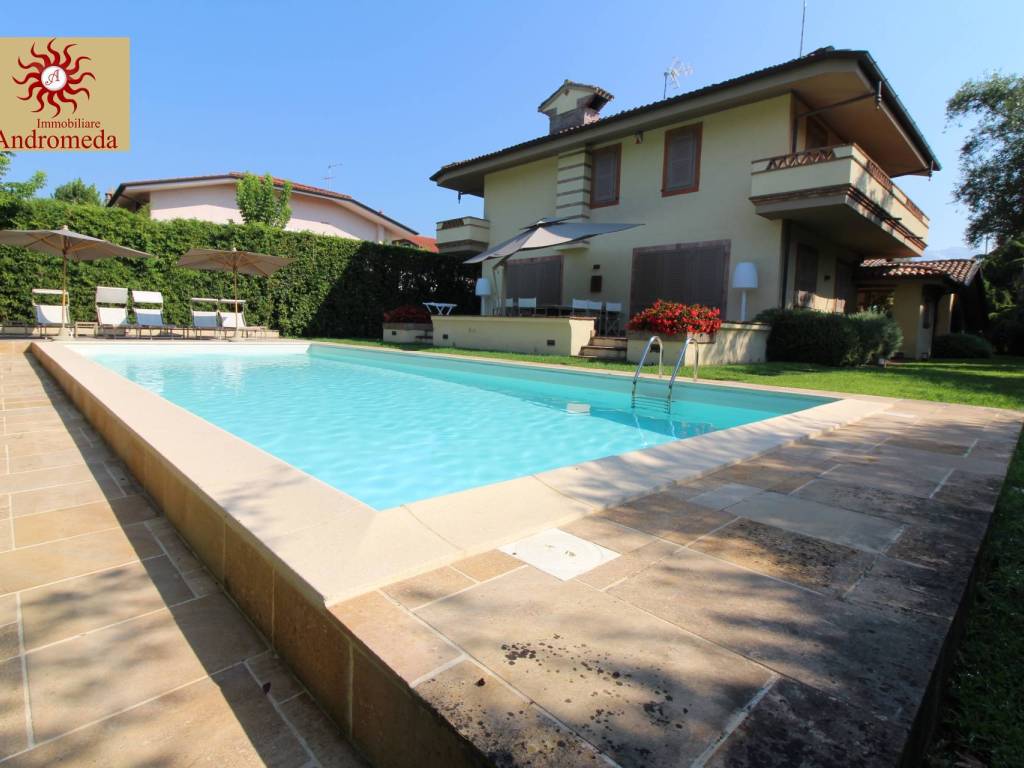 casa indipendente in vendita a Forte dei Marmi in zona Roma Imperiale