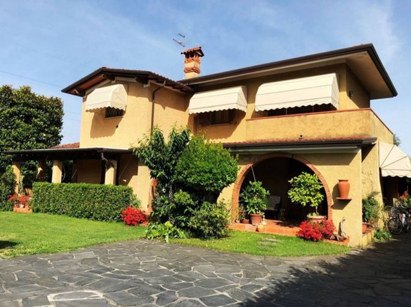 casa indipendente in vendita a Forte dei Marmi in zona Vaiana