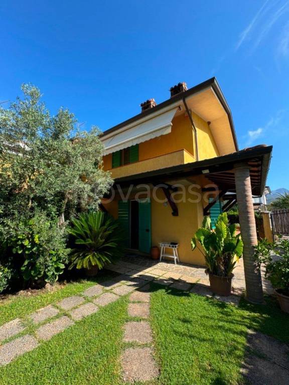 casa indipendente in vendita a Forte dei Marmi in zona Vittoria Apuana
