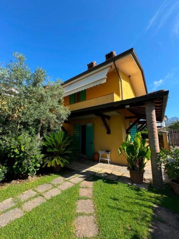 casa indipendente in vendita a Forte dei Marmi in zona Vittoria Apuana