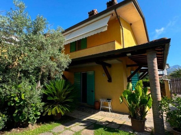 casa indipendente in vendita a Forte dei Marmi in zona Vittoria Apuana