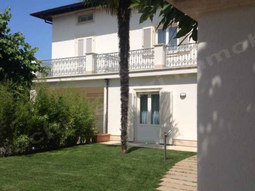 casa indipendente in vendita a Forte dei Marmi in zona Vittoria Apuana