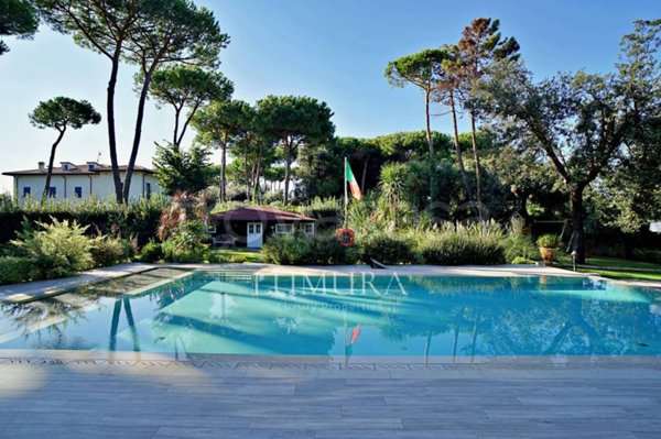 casa indipendente in vendita a Forte dei Marmi in zona Vittoria Apuana