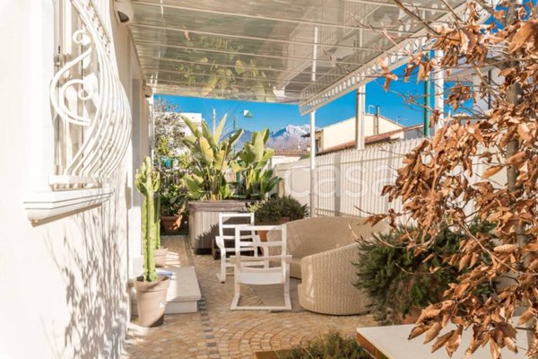 casa indipendente in vendita a Forte dei Marmi