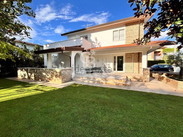 casa indipendente in vendita a Forte dei Marmi