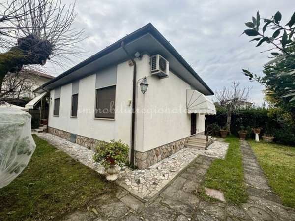 casa indipendente in vendita a Forte dei Marmi