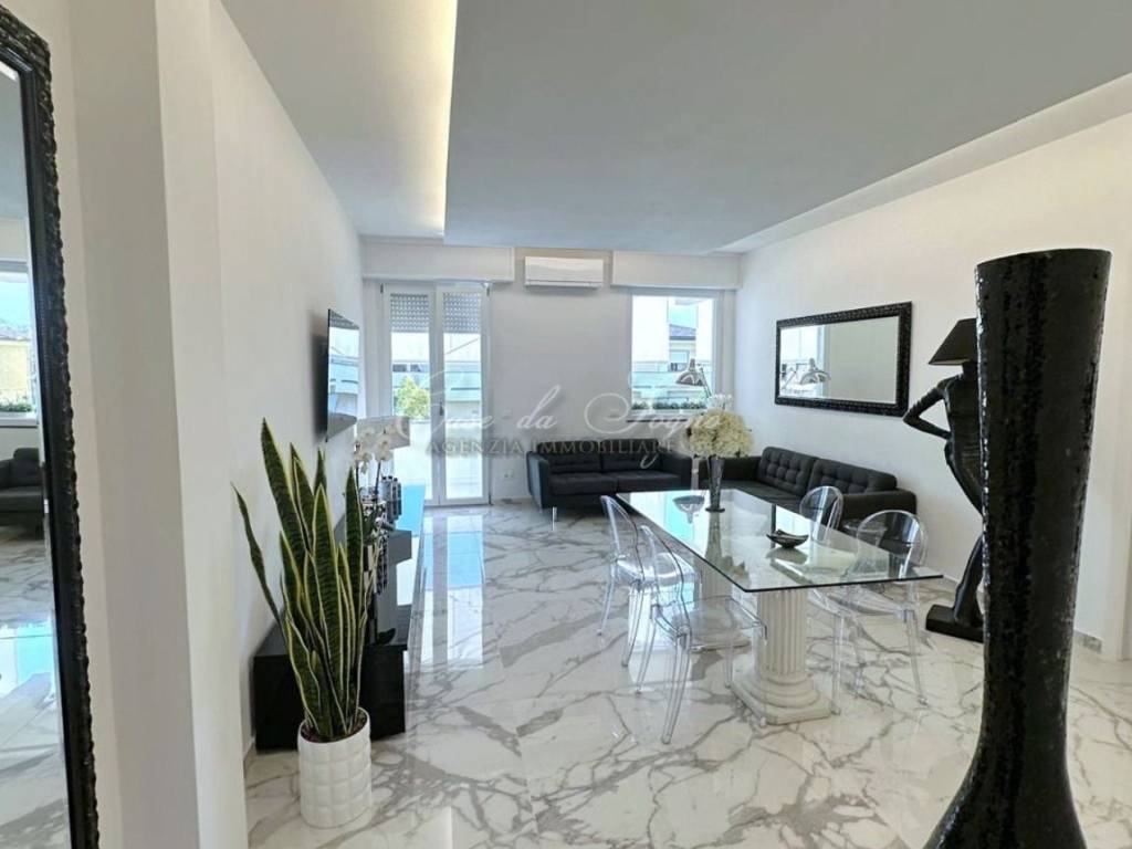 appartamento in vendita a Forte dei Marmi in zona Vittoria Apuana
