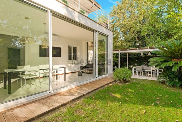 casa indipendente in vendita a Forte dei Marmi