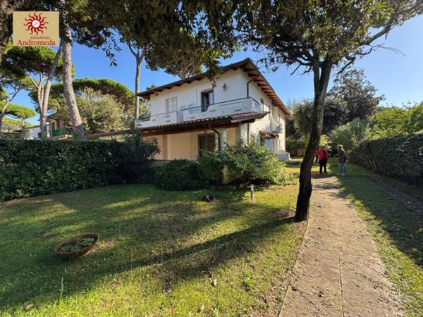 casa indipendente in vendita a Forte dei Marmi in zona Vittoria Apuana