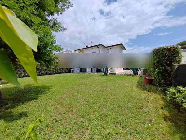 casa indipendente in vendita a Forte dei Marmi in zona Vittoria Apuana