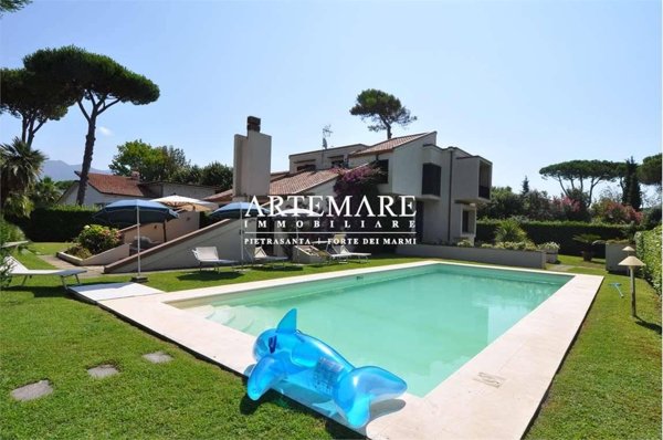 casa indipendente in vendita a Forte dei Marmi in zona Roma Imperiale