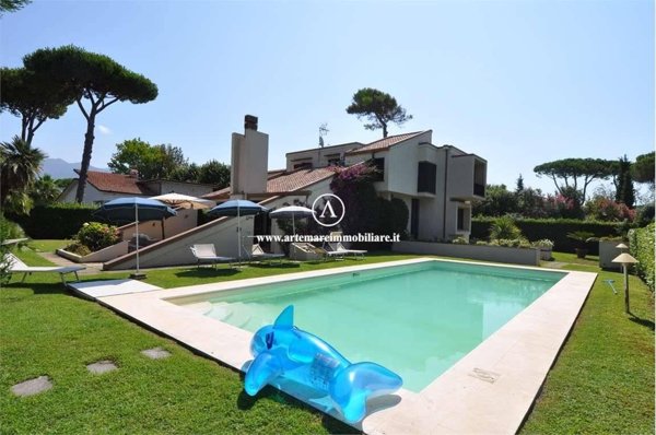 casa indipendente in vendita a Forte dei Marmi in zona Roma Imperiale