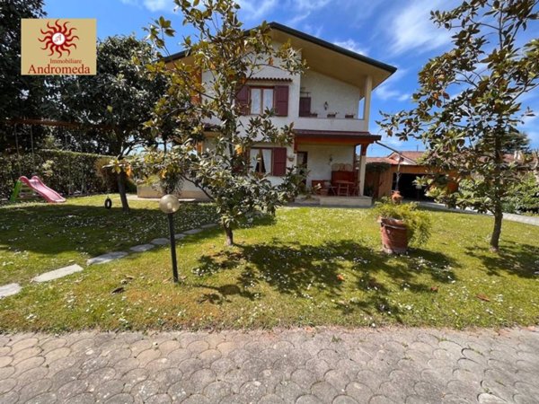 casa indipendente in vendita a Forte dei Marmi in zona Vittoria Apuana