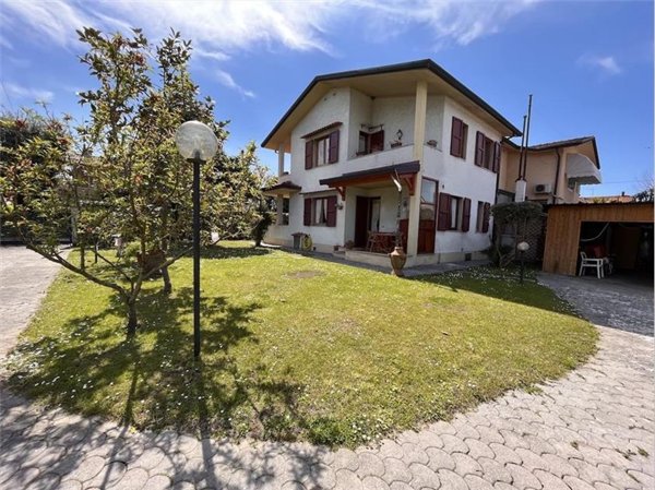 casa indipendente in vendita a Forte dei Marmi in zona Vittoria Apuana