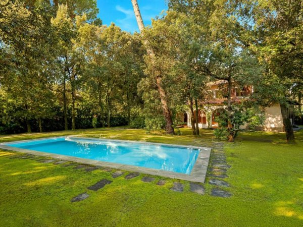 casa indipendente in vendita a Forte dei Marmi in zona Roma Imperiale