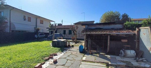 casa indipendente in vendita a Forte dei Marmi in zona Vaiana