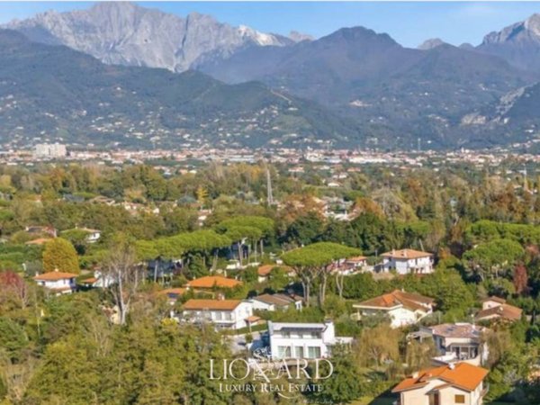 casa indipendente in vendita a Forte dei Marmi in zona Roma Imperiale