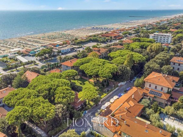 casa indipendente in vendita a Forte dei Marmi in zona Roma Imperiale