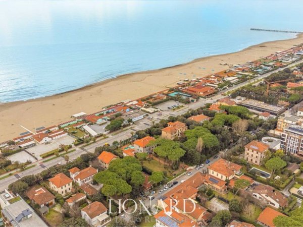 casa indipendente in vendita a Forte dei Marmi in zona Roma Imperiale