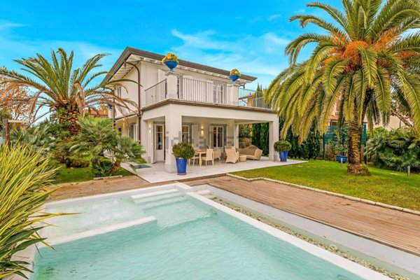 casa indipendente in vendita a Forte dei Marmi in zona Vittoria Apuana