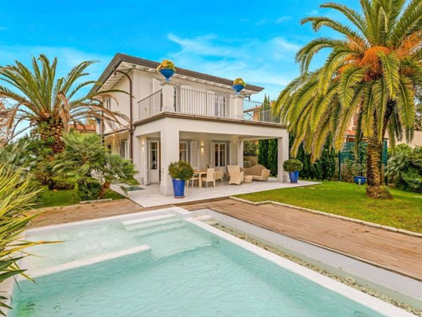 casa indipendente in vendita a Forte dei Marmi in zona Vittoria Apuana