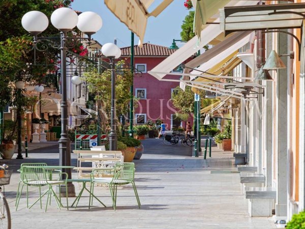 negozio in vendita a Forte dei Marmi in zona Roma Imperiale