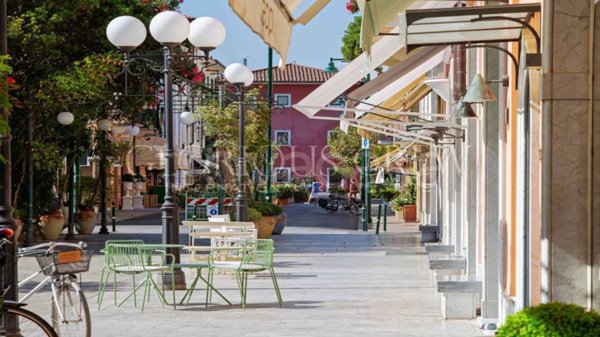 negozio in vendita a Forte dei Marmi in zona Roma Imperiale