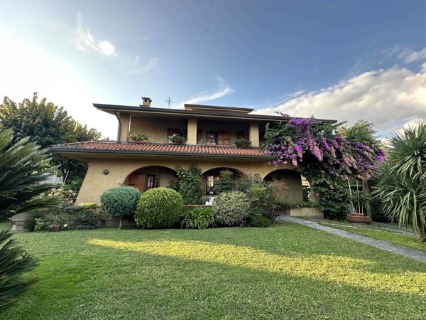 casa indipendente in vendita a Forte dei Marmi in zona Vittoria Apuana
