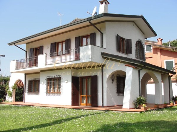 casa indipendente in vendita a Forte dei Marmi in zona Roma Imperiale