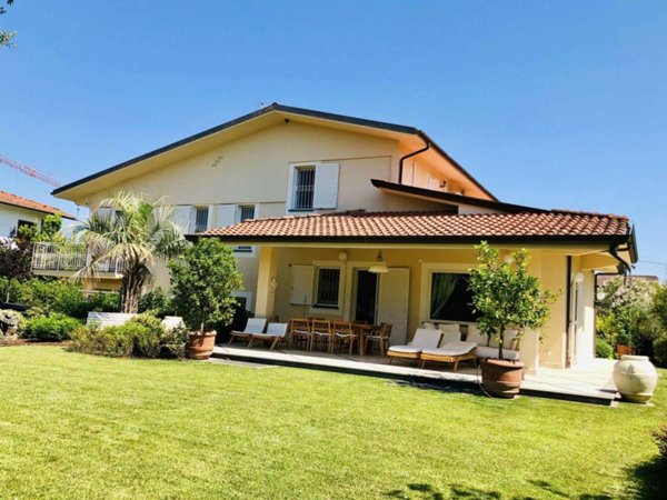 casa indipendente in vendita a Forte dei Marmi