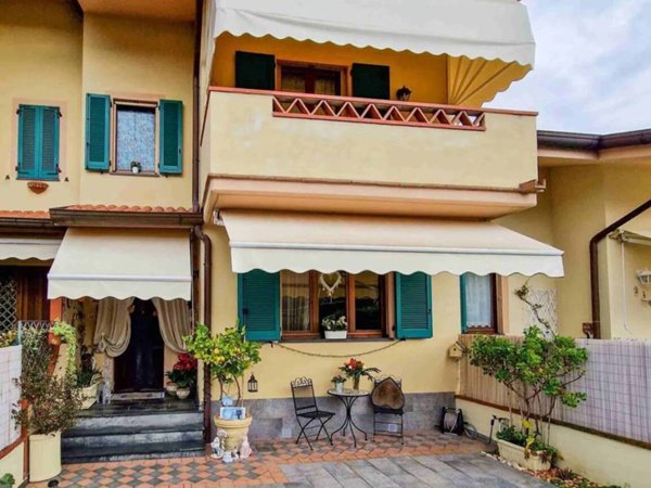 casa indipendente in vendita a Forte dei Marmi in zona Vittoria Apuana
