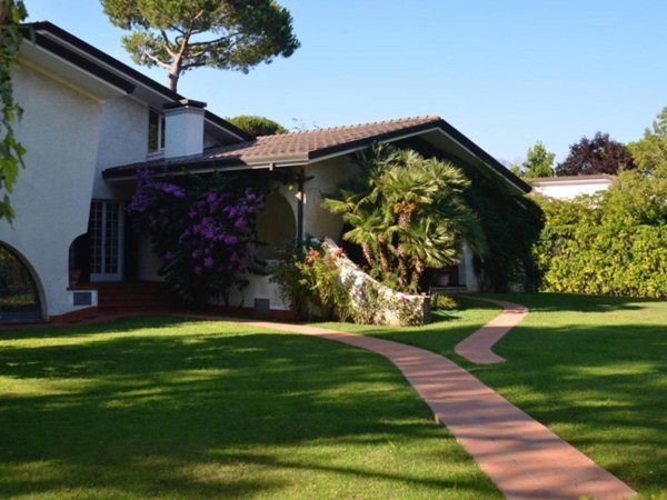 casa indipendente in vendita a Forte dei Marmi in zona Roma Imperiale