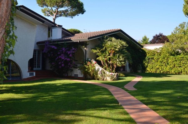 casa indipendente in vendita a Forte dei Marmi in zona Roma Imperiale
