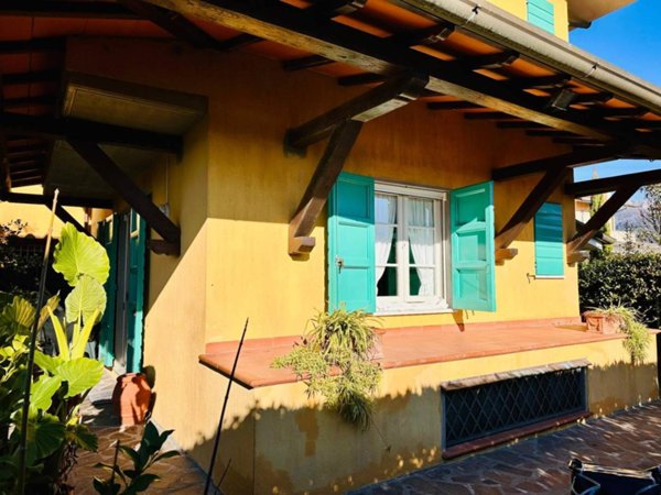 casa indipendente in vendita a Forte dei Marmi in zona Vittoria Apuana